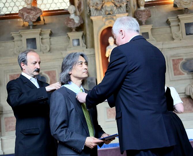 Kent Nagano Am Mittwoch wurde in München der Bayerischen Verdienstorden vom bayerischen Ministerpräsidenten, Horst Seehofer, an 20 Bürgerinnen und 30 Bürger verliehen.
