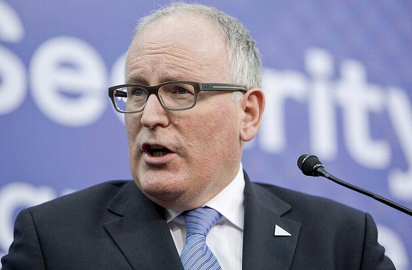 Frans Timmermans sagte, ein Beschluss über die Verschärfung der Sanktionen sei zwar jetzt noch nicht nötig, müsse aber möglicherweise bald gefasst werden.