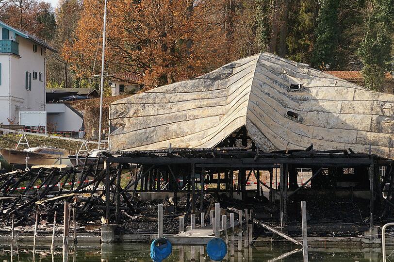 Bilder vom abgebrannten Bootshaus des Münchner Yachtclubs am Starnberger See.