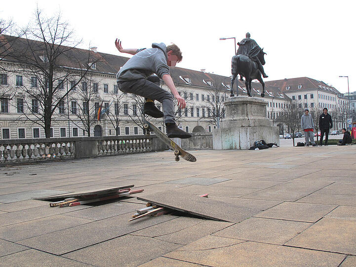 Lehel: Auf die Rampe, fertig, los! Hier haben sich Skater eine "wilde" Anlage gebaut.