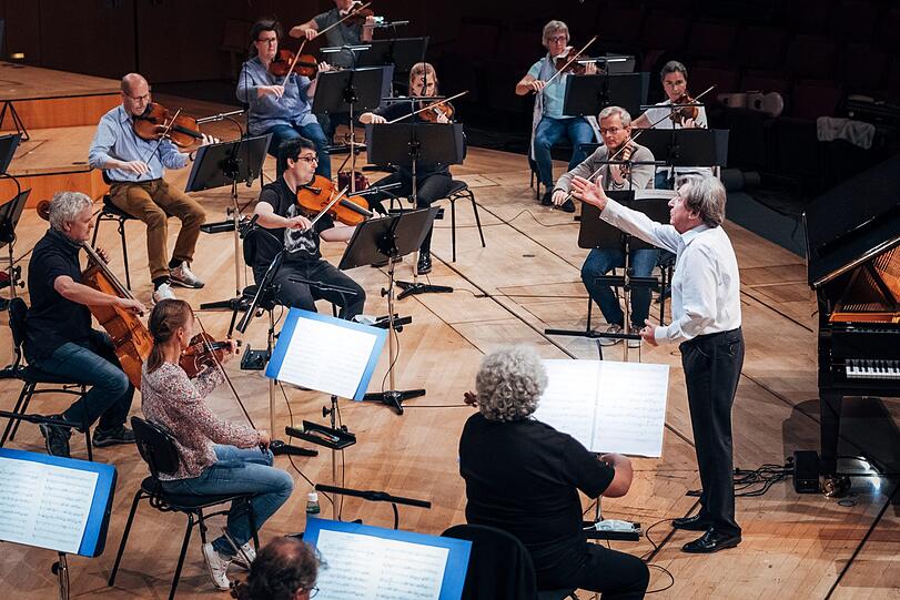 Die Münchner Philharmoniker proben mit dem Pianisten Rudolf Buchbinder auf Abstand.