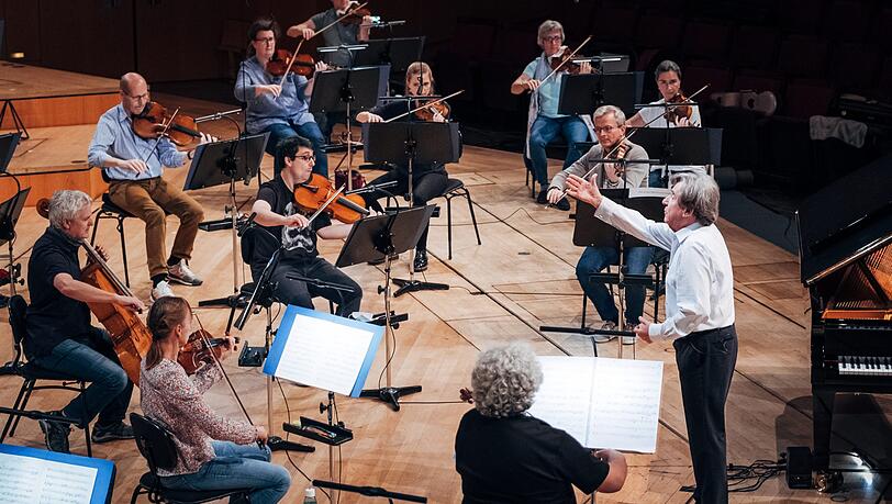 Die Münchner Philharmoniker proben mit dem Pianisten Rudolf Buchbinder auf Abstand. Die Münchner Philharmoniker proben mit dem Pianisten Rudolf Buchbinder auf Abstand.