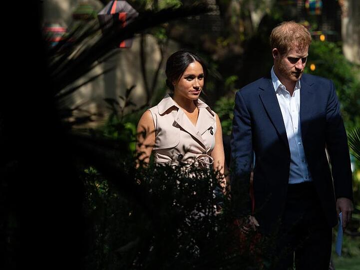 Prinz Harry, damals Herzog von Sussex und seine Frau Herzogin Meghan bei einem Empfang in der britischen Residenz während ihrer Afrikareise. Herzogin Meghan hat bei ihrer Klage gegen den Verlag der britischen Boulevardzeitung "Mail on Sunday", Associated Newspapers, bei einer Voranhörung am 24.04.2020 in London schwere Vorwürfe erhoben. (zu dpa "Rechtsstreit mit Boulevardblatt: Schießt Meghan ein Eigentor? ").