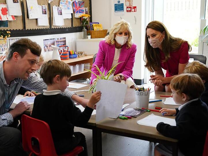 First Lady Jill Biden (m) und Kate mit Kindern einer Vorschulklasse bei einem Besuch der Connor Downs Academy.