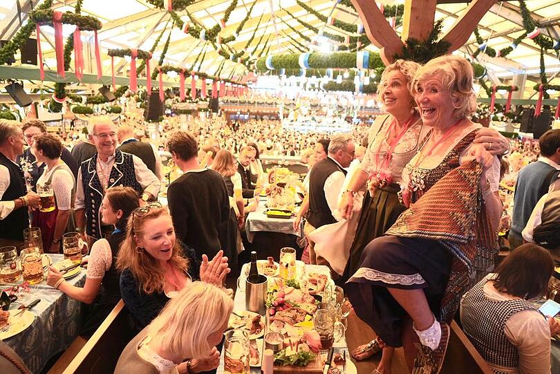 Michaela May und Jutta Speidel tanzen im Schottenhamel auf der Bank.
