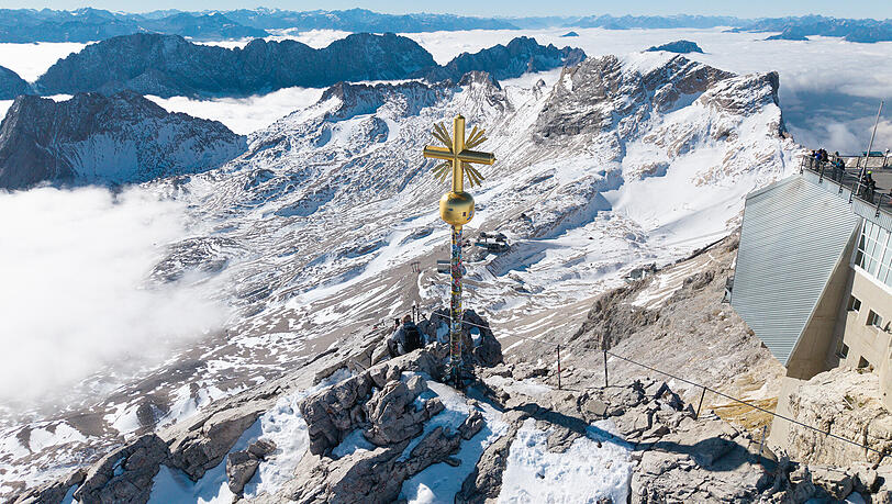 Das Gipfelkreuz auf der Zugspitze - ein beliebter Aussichtspunkt, aber genauso ein Ort zum Aufkleben von Stickern. Das Gipfelkreuz auf der Zugspitze - ein beliebter Aussichtspunkt, aber genauso ein Ort zum Aufkleben von Stickern.