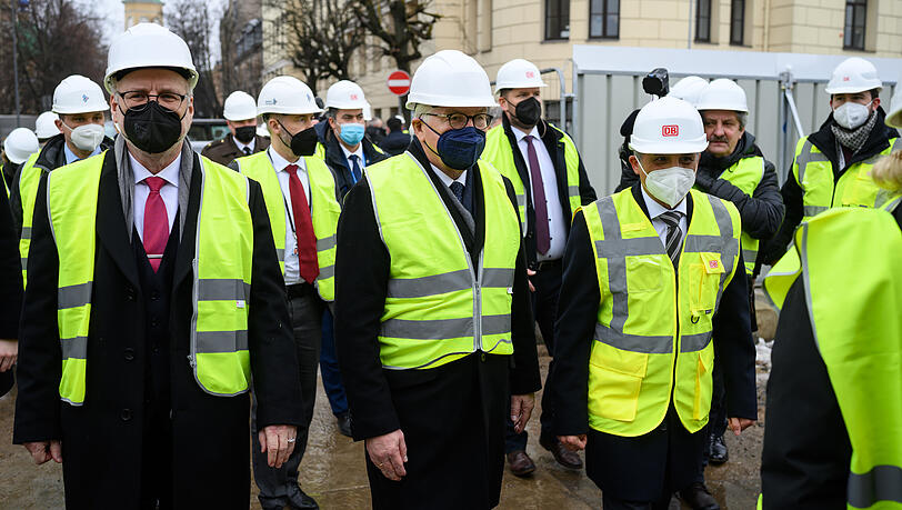 Auch bei diesem verz&ouml;gerten Megaprojekt war er schon zu Besuch: Bundespr&auml;sident Frank-Walter Steinmeier (M.) und Egils Levits (l.), damaliger Pr&auml;sident von Lettland, besuchen 2022 zusammen mit Burhan Erkan (vorne rechts), Gesch&auml;ftsf&uuml;hrer der DB Engineering & Consulting GmbH, eine Baustelle der Rail Baltica am Hauptbahnhof von Riga. Die Eisenbahnstrecke soll von Warschau (Polen) &uuml;ber die baltischen L&auml;nder Litauen, Lettland und Estland bis nach Helsinki (Finnland) f&uuml;hren.