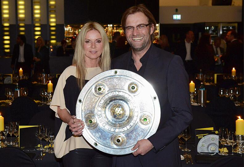 Meistermacher Klopp zeigt stolz die Schale mit seiner Frau Ulla.