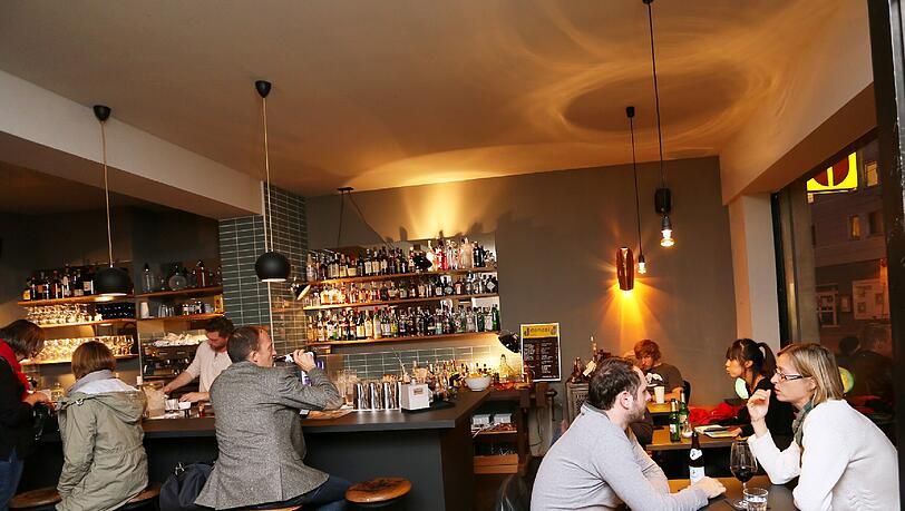 Der niedrige Tresen (hinten im Bild) ist nicht nur bequem zum Essen. Wer hier sitzt, kann auch dem Barkeeper bei der Arbeit zusehen. Der niedrige Tresen (hinten im Bild) ist nicht nur bequem zum Essen. Wer hier sitzt, kann auch dem Barkeeper bei der Arbeit zusehen.