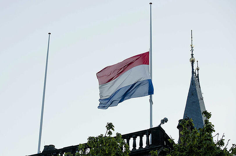 Tag der Trauer in den Niederlanden - holländische Fahne in Den Haag weht auf Halbmast.