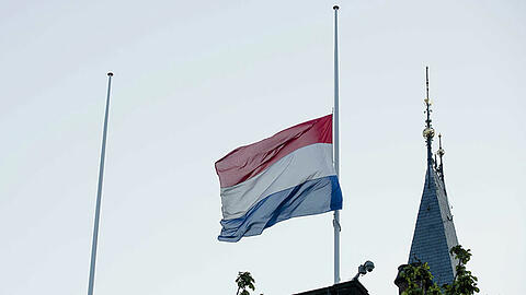 Tag der Trauer in den Niederlanden - holländische Fahne in Den Haag weht auf Halbmast.