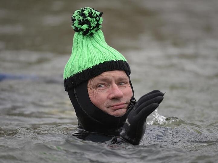 Mit mütze im kalten Wasser.