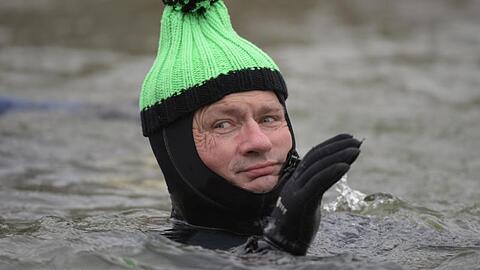 Mit mütze im kalten Wasser.