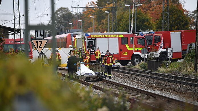 Bruckberg: Rettungskräfte sind an der Unfallstelle im Einsatz. Zwei Schüler sind von einem Zug erfasst und tödlich verletzt worden.