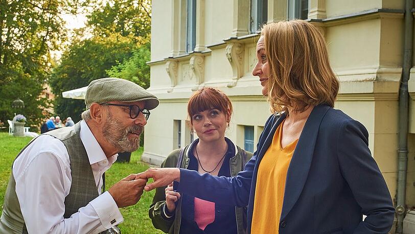"Die Heiland - Wir sind Anwalt: Schikane einer alten Dame": Romy Heiland (Christina Athenstädt, r.) und Tilly Vogel (Sina Reiß) befragen Otto Szabo (Hans Klima). "Die Heiland - Wir sind Anwalt: Schikane einer alten Dame": Romy Heiland (Christina Athenstädt, r.) und Tilly Vogel (Sina Reiß) befragen Otto Szabo (Hans Klima).