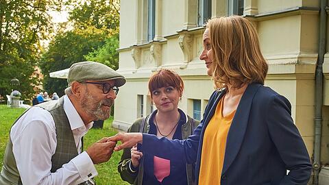 "Die Heiland - Wir sind Anwalt: Schikane einer alten Dame": Romy Heiland (Christina Athenstädt, r.) und Tilly Vogel (Sina Reiß) befragen Otto Szabo (Hans Klima).