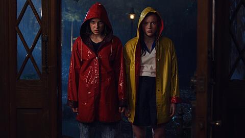 Millie Bobby Brown und Sadie Sink (r.) in "Stranger Things".
