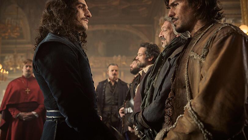 Louis Garrel (links) ist als Ludwig XIII. an den Fechthelden seiner Majestät (hier im Vordergrund François Civil als D'Artagnan) unverschämterweise nicht sonderlich interessiert.