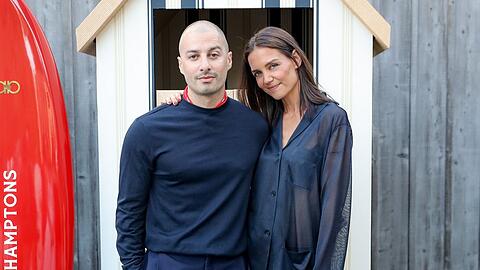 Ganz offiziell posiert Katie Holmes mit Jason Bard Yarmosky.