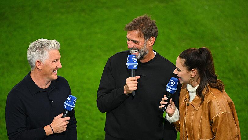 TV-Experte Bastian Schweinsteiger zusammen mit Bundestrainer J&uuml;rgen Klopp und ARD-Moderatorin Esther Sedlaczek vor dem L&auml;nderspiel gegen Griechenland.
