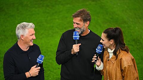 TV-Experte Bastian Schweinsteiger zusammen mit Bundestrainer J&uuml;rgen Klopp und ARD-Moderatorin Esther Sedlaczek vor dem L&auml;nderspiel gegen Griechenland.