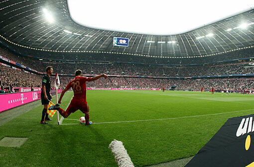 Harmlos: Tritt der FC Bayern eine Ecke (wie her Holger Badstuber), muss sich der Gegner kaum Sorgen machen.