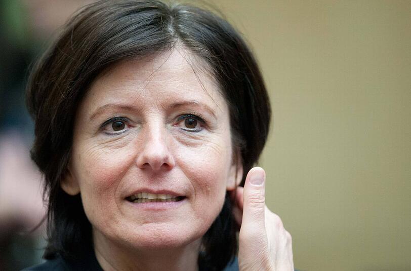 Das ist Malu Dreyer, die Ministerpräsidentin von Rheinland-Pfalz. Die SPD-Politikerin übernahm das Amt von Kurt Beck, als der nach vielen Jahren zermürbt zurücktrat. Sie ist die einzige Regierungschefin, die zeitweise im Rollstuhl sitzt - wegen ihrer Krankheit MS.