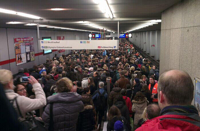 So etwas sieht man normalerweise nur in Japanischen Großstädten. Am Münchner Hauptbahnhof drängen sich die Menschenmassen. Die U-Bahnlinien U1 und U2 haben eine Betriebsstörung zur Rush-Hour.