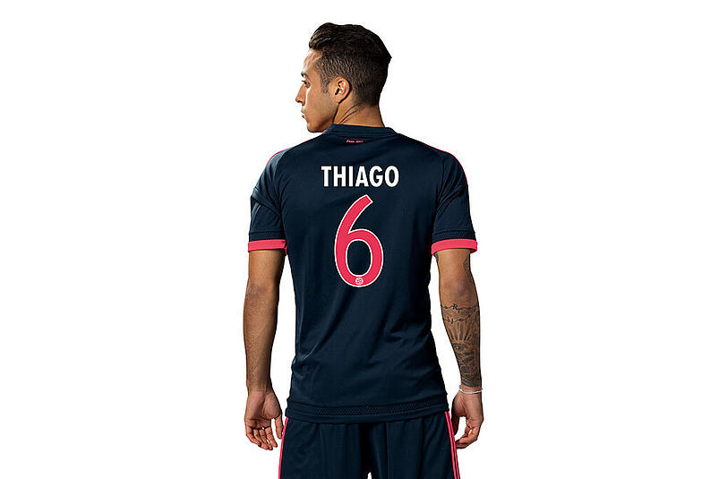 So sieht das Champions League Trikot für die Saison 15/16 aus. Die Bilder aus dem FCB-Onlineshop.