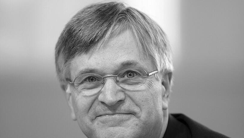 CDU-Politiker und Bundestagsvizepräsident Peter Hintze starb am 26. November 2016 im Alter von 66 Jahren an den Folgen einer Krebserkrankung. CDU-Politiker und Bundestagsvizepräsident Peter Hintze starb am 26. November 2016 im Alter von 66 Jahren an den Folgen einer Krebserkrankung.