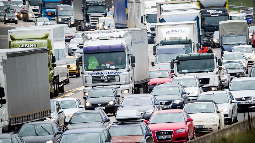 Über mehrere Stunden ging auf der Autobahn nichts mehr. (Symbolbild)
