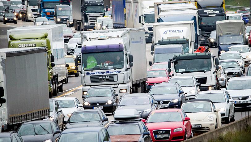 Über mehrere Stunden ging auf der Autobahn nichts mehr. (Symbolbild) Über mehrere Stunden ging auf der Autobahn nichts mehr. (Symbolbild)