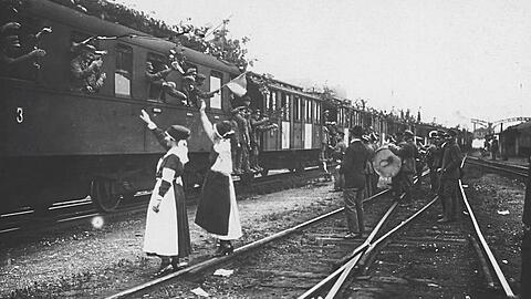 Kriegsheimkehrer werden am Bahnhof freudig begrüßt. Doch mit ihnen vergrößern sich noch die Hungersnot und das Heer der Arbeitslosen.