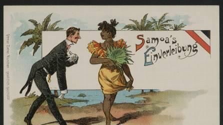 Karikatur-Postkarte "Samoas Einverleibung", 1899. Kleidung und Haartracht der Samoa repräsentierenden Frau entsprechen denen der 1895 bis 1897 in Deutschland gewesenen Samoanerinnen.