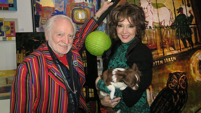 Jubilar Wolfgang Roucka mit Cornelia Corba (gestylt als "Schwabinger Gisela").