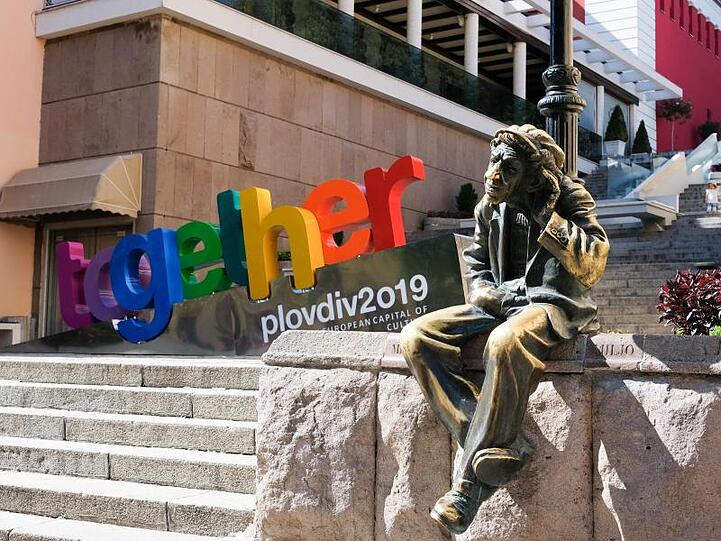Die Skulptur "Milyo der Verrückte" und das Wort "zusammen" werben für die Kulturhauptstadt 2019.