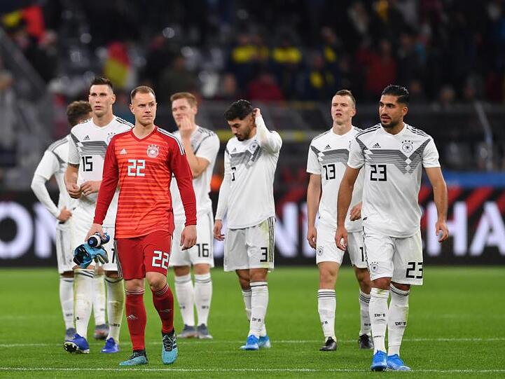 Gang in die Kurve: Die DFB-Elf bedankt sich bei den Fans in Dortmund.