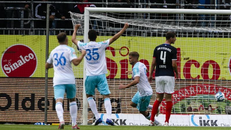 Simon Terodde (3.v.l.) machte die ersten beiden Schalker Tore in Kiel.