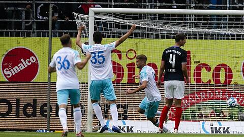 Simon Terodde (3.v.l.) machte die ersten beiden Schalker Tore in Kiel.