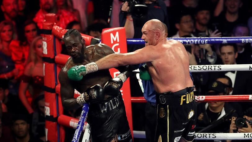 Eine Box- und Machtdemonstration: Tyson Fury (r.) knockt Deontay Wilder aus und holt sich so den Weltmeister-Titel.