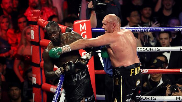 Eine Box- und Machtdemonstration: Tyson Fury (r.) knockt Deontay Wilder aus und holt sich so den Weltmeister-Titel.