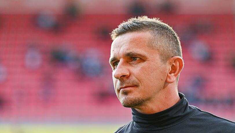 Trainer Mersad Selimbegovic von Regensburg steht vor dem Spiel im Stadion.
