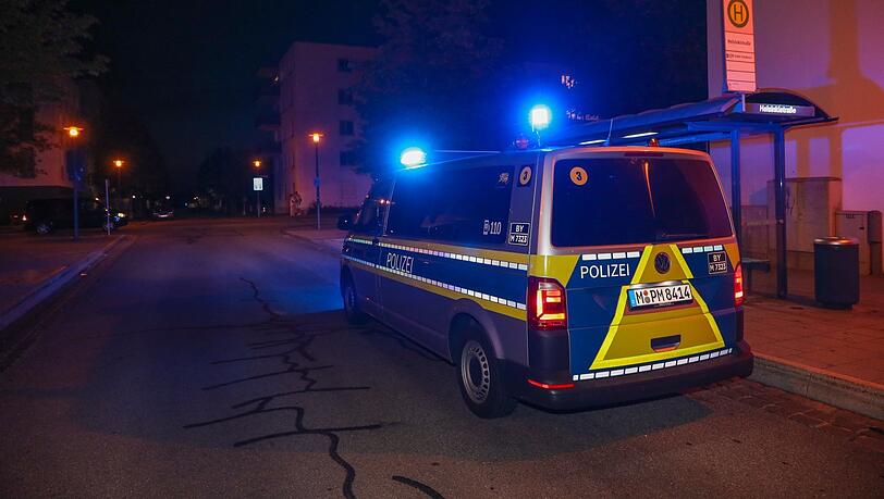 Blaulicht nachts in der Messestadt Riem. Viele Bewohner beschleicht da automatisch ein ungutes Gefühl. Blaulicht nachts in der Messestadt Riem. Viele Bewohner beschleicht da automatisch ein ungutes Gefühl.