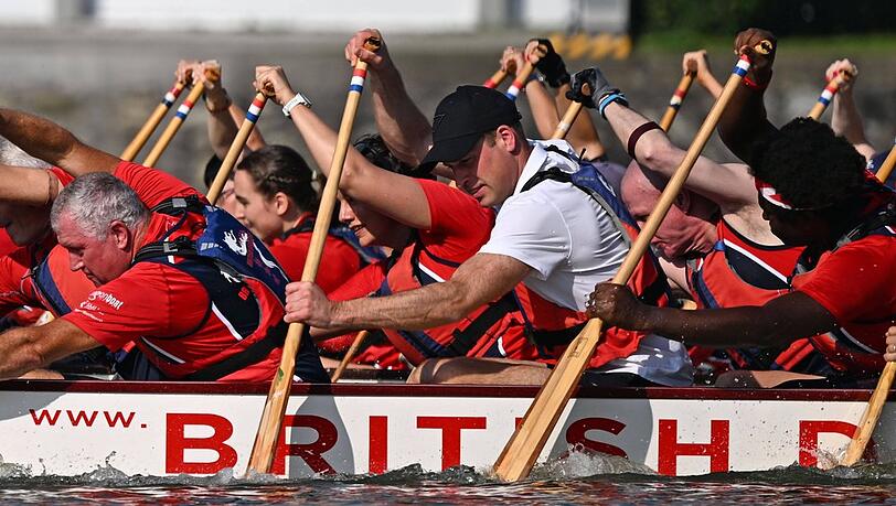 Prinz William am Ruder im Drachenboot der British Dragons in Singapur.