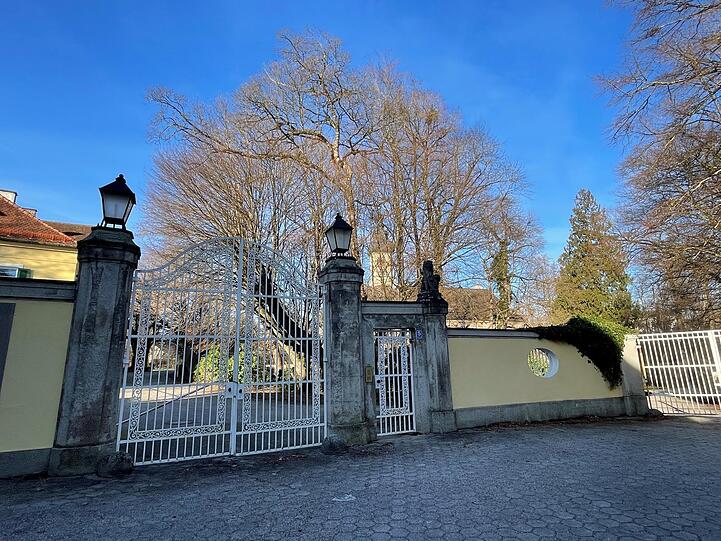 Das Schlosstor in der Pasinger Straße: der Eingang zum Sitz der Familie von Hirsch.
