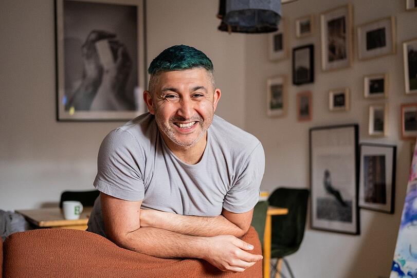 Bedros Demircioglu in seinem Wohnzimmer, wo er die ersten Ideen für seine Seife verfeinert hat.