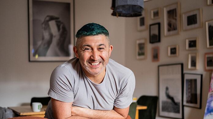 Bedros Demircioglu in seinem Wohnzimmer, wo er die ersten Ideen für seine Seife verfeinert hat.
