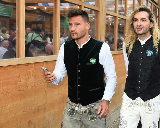 Marc Eggers und Bill Kaulitz beim gemeinsamen Oktoberfest-Besuch im Herbst 2024. Die beiden waren mehrere Monate liiert. Anfang 2025 wurde die Trennung bekannt.