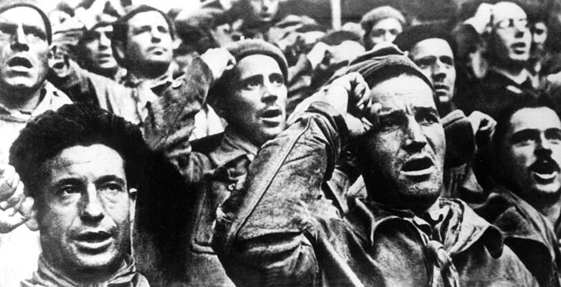 Soldaten der internationalen Brigaden marschieren durch Barcelona.
