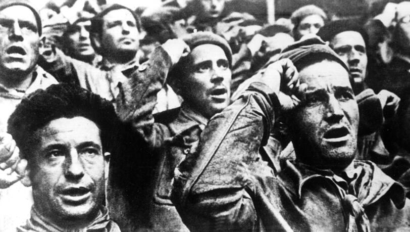 Soldaten der internationalen Brigaden marschieren durch Barcelona.